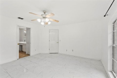 House in Deltona, Florida 3 bedrooms, 159.42 sq.m. № 1830044 - photo 6