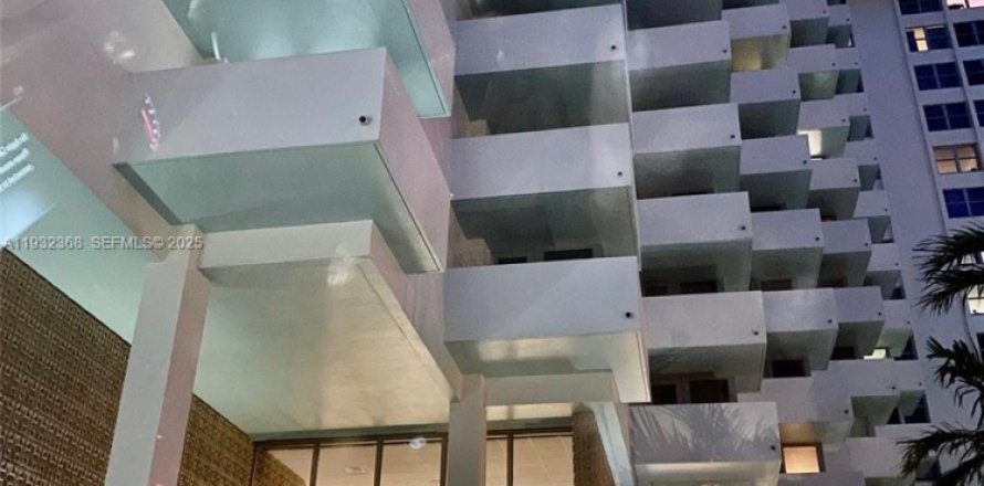 Студия в кондо в Майами-Бич, Флорида № 1990866