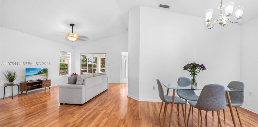 House in Homestead, Florida 3 bedrooms, 143.35 sq.m. № 2042191