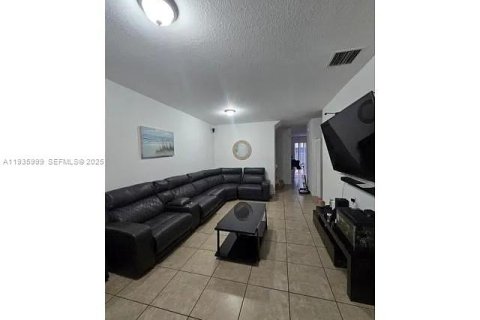 Touwnhouse à louer à Homestead, Floride: 4 chambres, 161.28 m2 № 1994144 - photo 2