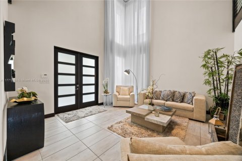 House in Miami Lakes, Florida 4 bedrooms, 239.87 sq.m. № 1692405 - photo 4