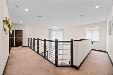 House in Miami Lakes, Florida 4 bedrooms, 239.87 sq.m. № 1692405 - photo 16