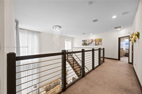 House in Miami Lakes, Florida 4 bedrooms, 239.87 sq.m. № 1692405 - photo 17