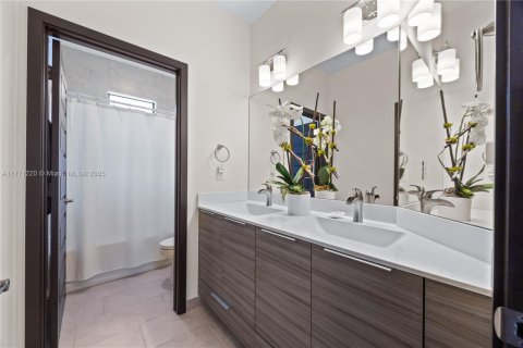 House in Miami Lakes, Florida 4 bedrooms, 239.87 sq.m. № 1692405 - photo 26