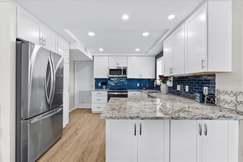 Condo in Sarasota, Florida, 2 bedrooms  № 1555005 - photo 11