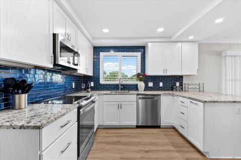Condo in Sarasota, Florida, 2 bedrooms  № 1555005 - photo 9