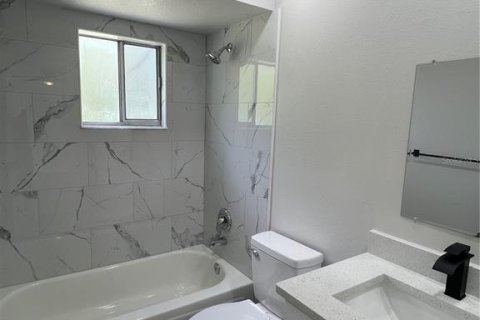 Villa ou maison à vendre à Weeki Wachee, Floride: 2 chambres, 84.36 m2 № 1899115 - photo 7