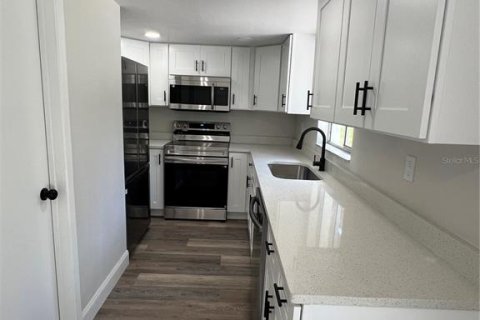 Casa en venta en Weeki Wachee, Florida, 2 dormitorios, 84.36 m2 № 1899115 - foto 5