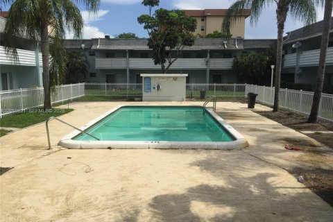 Condo in Plantation, Florida, 1 bedroom № 2264500 - photo 10