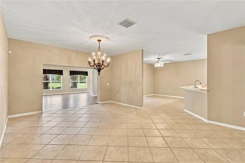 Villa ou maison à vendre à Poinciana, Floride: 3 chambres, 285.95 m2 № 2413405 - photo 4
