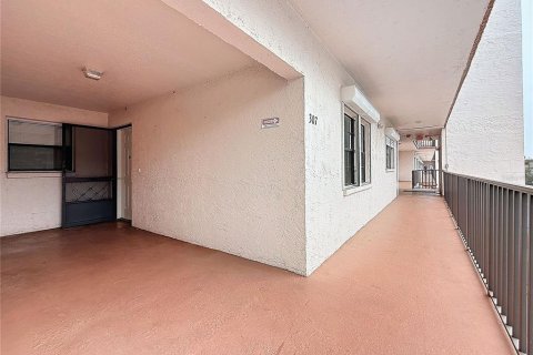 Condo in Saint Petersburg, Florida, 2 bedrooms  № 1538140 - photo 2