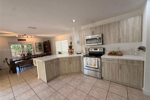 Villa ou maison à vendre à Doral, Floride: 4 chambres, 200.11 m2 № 2341403 - photo 2