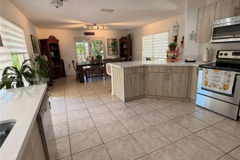 Villa ou maison à vendre à Doral, Floride: 4 chambres, 200.11 m2 № 2341403 - photo 3
