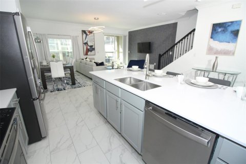 Townhouse in Davenport, Florida 5 bedrooms, 201.41 sq.m. № 1777008 - photo 13
