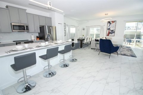Townhouse in Davenport, Florida 5 bedrooms, 201.41 sq.m. № 1777008 - photo 4