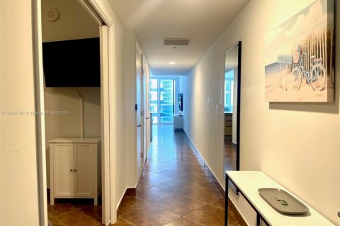 Condo in Hallandale Beach, Florida, 1 bedroom  № 2068230 - photo 17