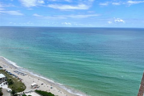 Condo in Hallandale Beach, Florida, 1 bedroom  № 2068230