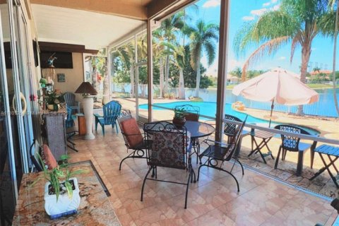 Casa en venta en Pembroke Pines, Florida, 4 dormitorios, 227.05 m2 № 1715276 - foto 25