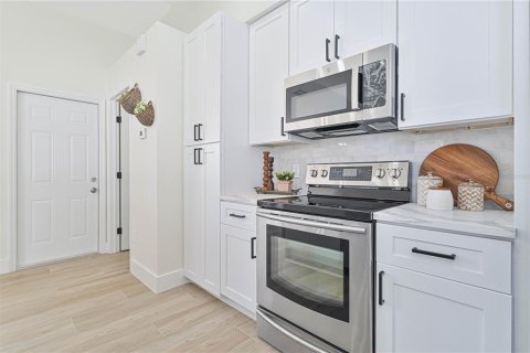 House in Port Charlotte, Florida 3 bedrooms, 151.8 sq.m. № 1837672 - photo 14