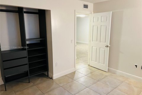 Condo in Hialeah, Florida, 2 bedrooms № 1963058 - photo 7