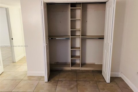 Condo in Hialeah, Florida, 2 bedrooms № 1963058 - photo 17