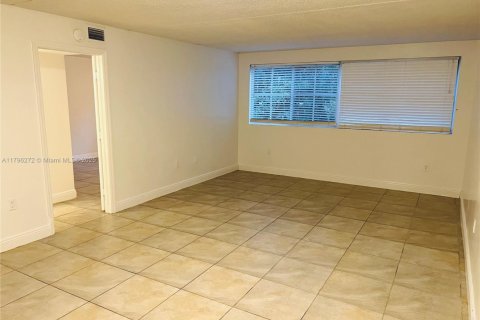 Condo in Hialeah, Florida, 2 bedrooms № 1963058 - photo 4