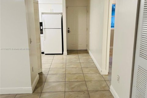 Condo in Hialeah, Florida, 2 bedrooms № 1963058 - photo 8