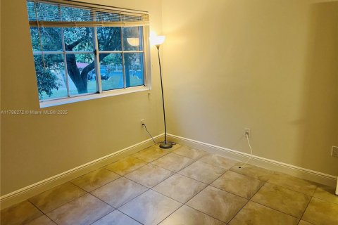 Condo in Hialeah, Florida, 2 bedrooms № 1963058 - photo 16