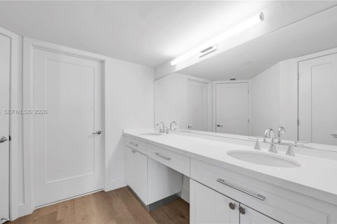 Снять в аренду квартиру в Майами, Флорида 2 спальни, 130.43м2, № 2041335 - фото 18