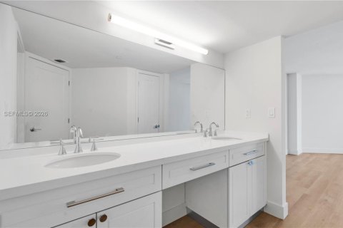 Снять в аренду квартиру в Майами, Флорида 2 спальни, 130.43м2, № 2041335 - фото 19