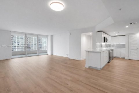 Снять в аренду квартиру в Майами, Флорида 2 спальни, 130.43м2, № 2041335 - фото 5