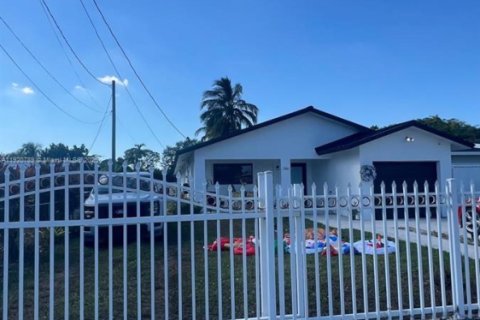 Купить виллу или дом в Майами-Гарденс, Флорида 3 спальни, 172.8м2, № 1974931 - фото 12