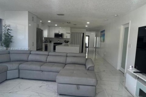 Купить виллу или дом в Майами-Гарденс, Флорида 3 спальни, 172.8м2, № 1974931 - фото 13