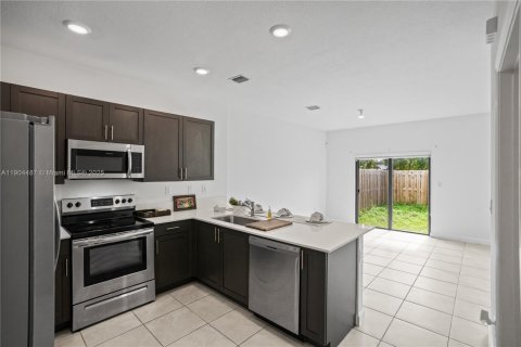 Townhouse in Homestead, Florida 3 bedrooms, 157.47 sq.m. № 1956716 - photo 12