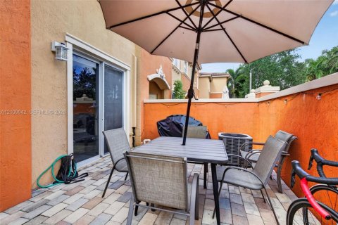 Townhouse in Miramar, Florida 2 bedrooms, 92.9 sq.m. № 2428114 - photo 6