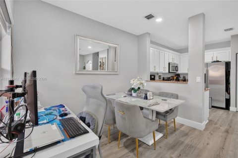 Townhouse in Miramar, Florida 2 bedrooms, 92.9 sq.m. № 2428114 - photo 12
