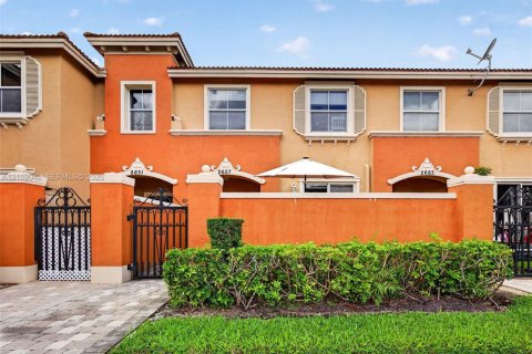 Townhouse in Miramar, Florida 2 bedrooms, 92.9 sq.m. № 2428114 - photo 2