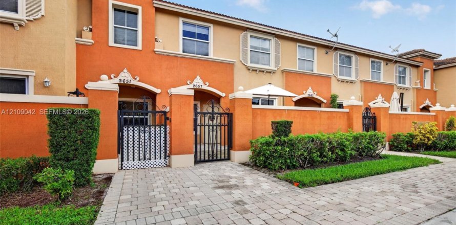 Townhouse in Miramar, Florida 2 bedrooms, 92.9 sq.m. № 2428114