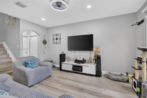 Townhouse in Miramar, Florida 2 bedrooms, 92.9 sq.m. № 2428114 - photo 10