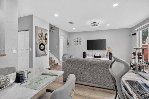 Townhouse in Miramar, Florida 2 bedrooms, 92.9 sq.m. № 2428114 - photo 13