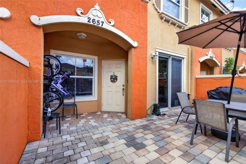 Townhouse in Miramar, Florida 2 bedrooms, 92.9 sq.m. № 2428114 - photo 3