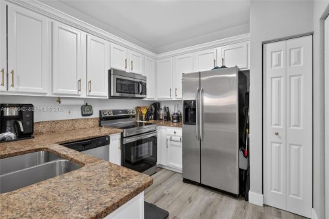 Townhouse in Miramar, Florida 2 bedrooms, 92.9 sq.m. № 2428114 - photo 14