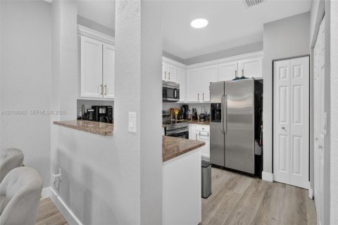 Townhouse in Miramar, Florida 2 bedrooms, 92.9 sq.m. № 2428114 - photo 15