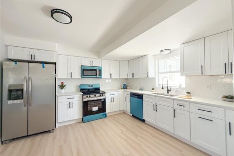 Casa en venta en Madeira Beach, Florida, 4 dormitorios, 217.39 m2 № 2223367 - foto 9