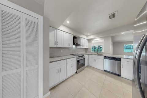 Villa ou maison à vendre à Sun City Center, Floride: 3 chambres, 234.95 m2 № 1915878 - photo 13