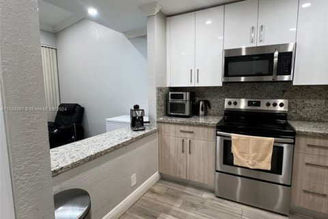 Touwnhouse à vendre à Coconut Creek, Floride: 2 chambres, 122.72 m2 № 983125 - photo 6