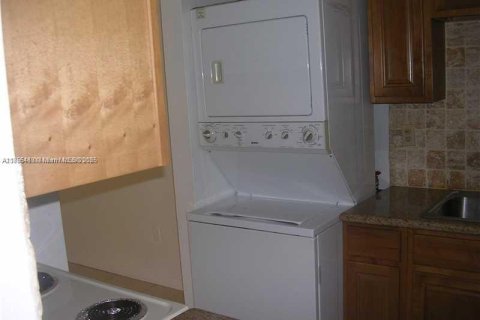 Снять в аренду кондоминиум в Майами, Флорида 2 спальни, 94.95м2, № 1950355 - фото 3