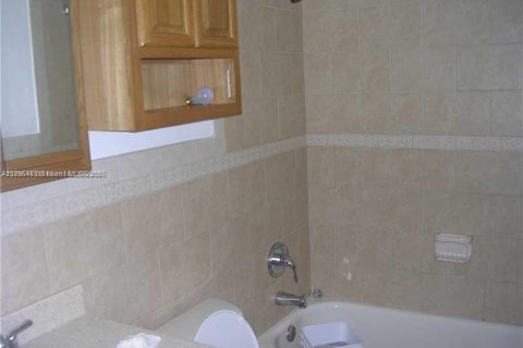 Снять в аренду кондоминиум в Майами, Флорида 2 спальни, 94.95м2, № 1950355 - фото 4