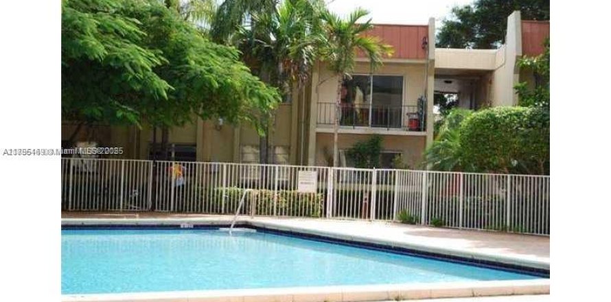 Кондоминиум с 2 спальнями в Майами, Флорида № 1950355