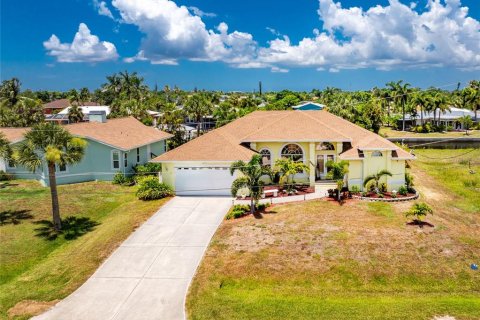 House in Punta Gorda, Florida 3 bedrooms, 184.88 sq.m. № 2201495
